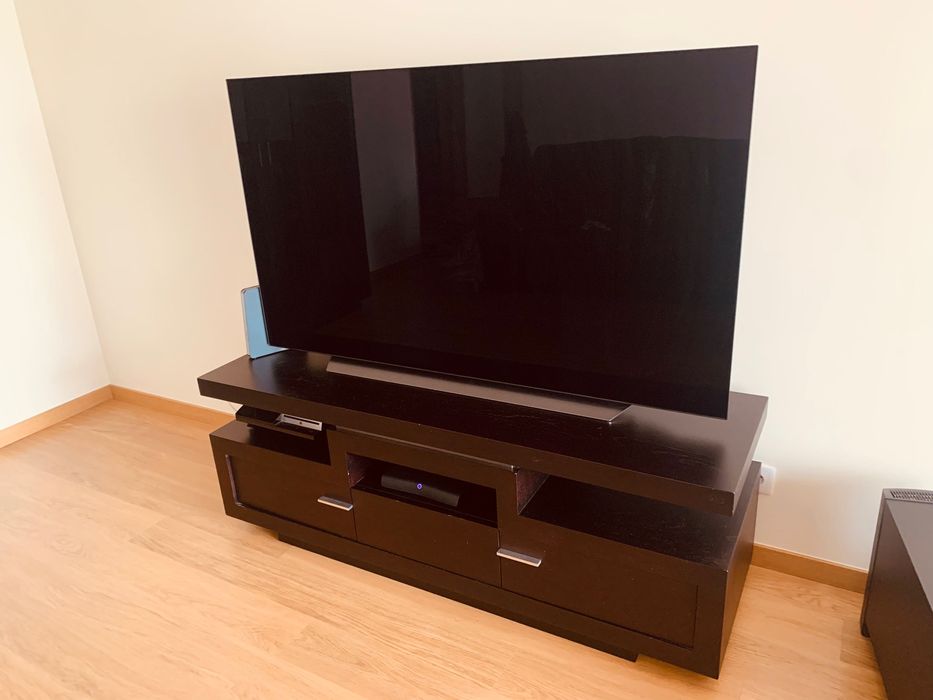 Móvel de televisão com prateleira
