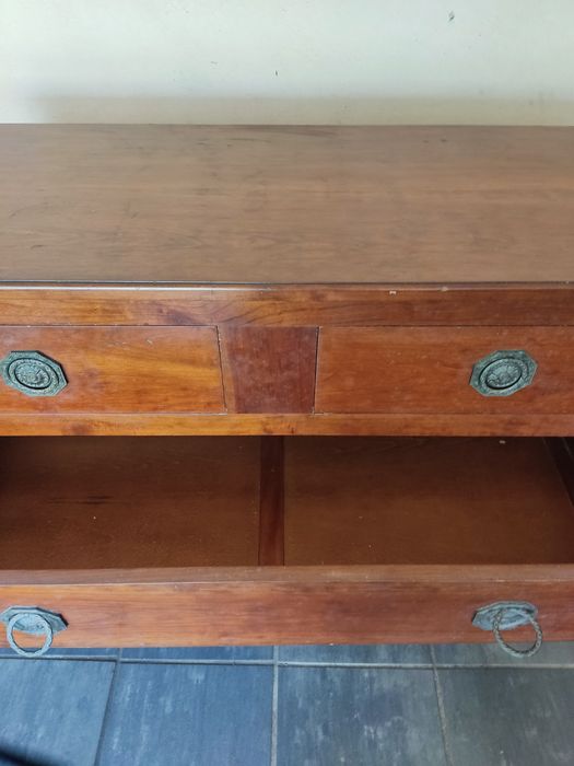 Cômoda antiga de madeira