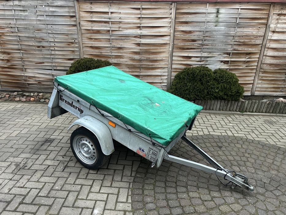 Przyczepka lekka sprowadzona z plandeką i kolem zapasowym