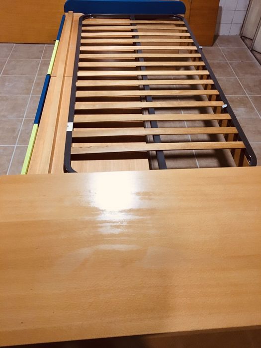 Cama com gavetas e móvel com arrumação