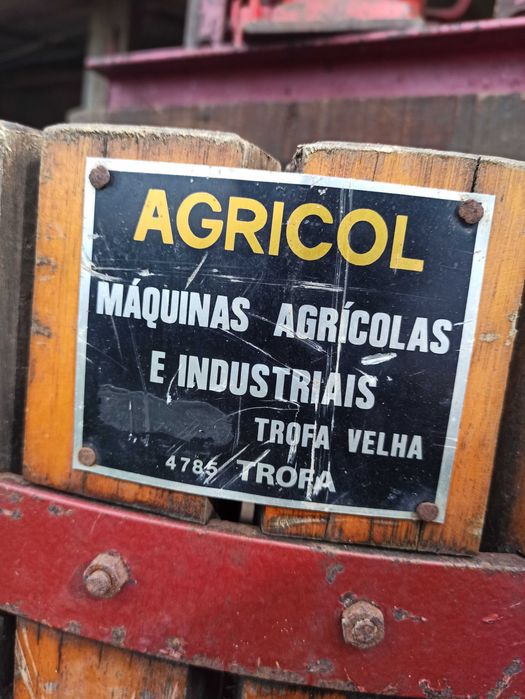 Prensa hidráulica para vinho e bagaço.