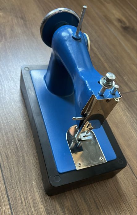 Детская швейная машинка игрушка .