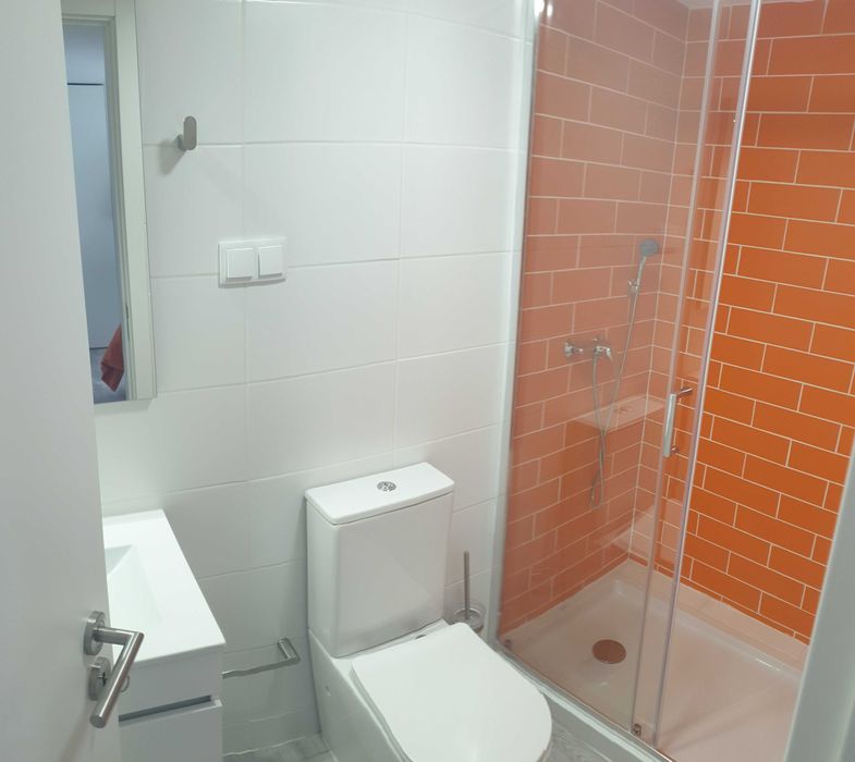 Quarto/Suite novo c roup, wc, lcd, frig, AC, registo na AT.