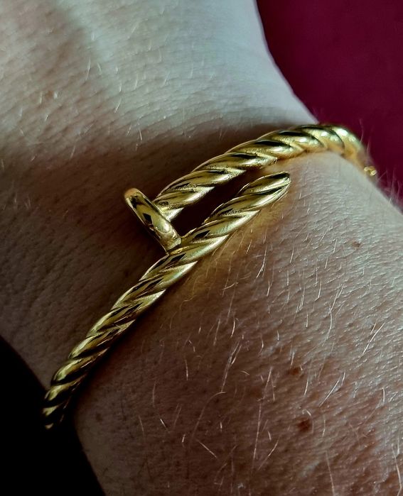 Pulseira/escrava dourada, em aço, do prego. Fácil aperto