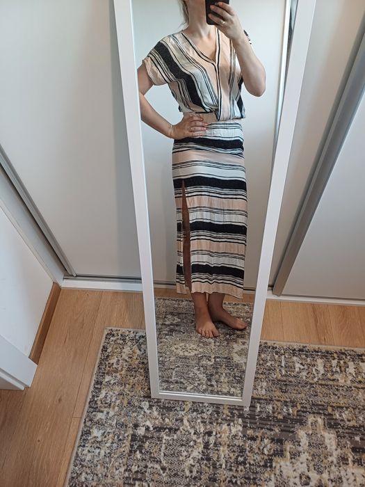Długa sukienka w paski M/L.