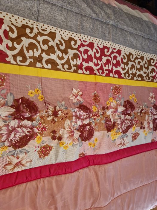 Edredom casal rosa claro e flores