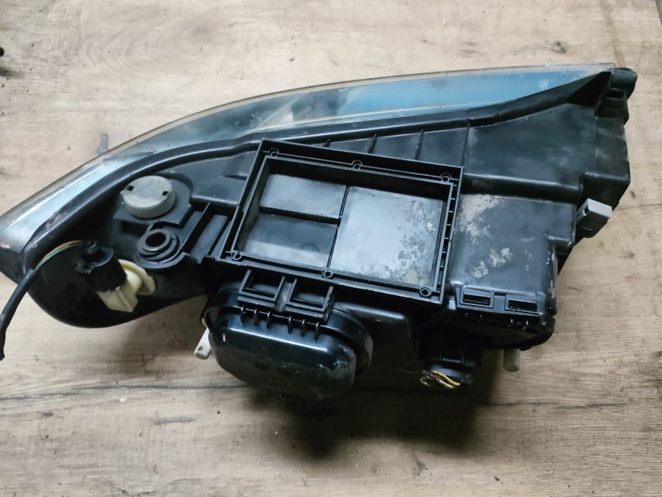 Audi A4 B5 FL reflektor lampa prawa przód soczewka H7