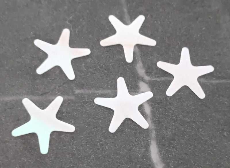 Pięć ozdobnych plastikowych gwiazdek do paznokci