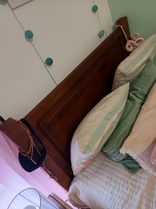 Cama de madeira maciça com colchão