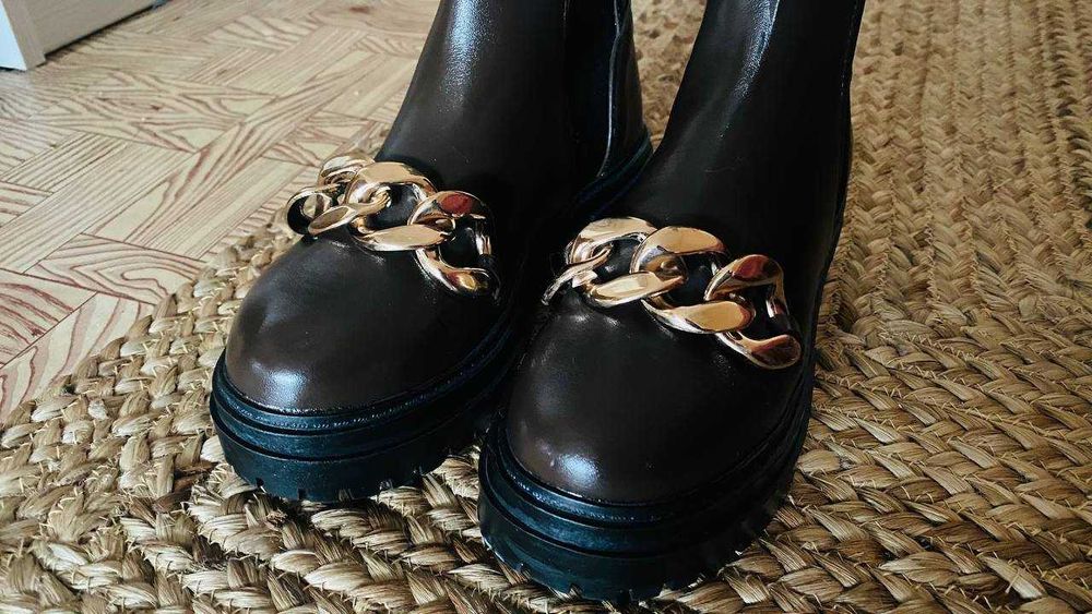 Челсі на масивній підошві з декоративним ланцюгом