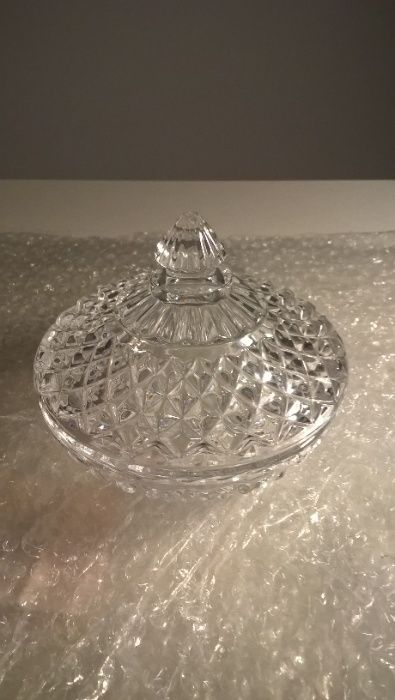 Bomboneira antiga em vidro de picos.