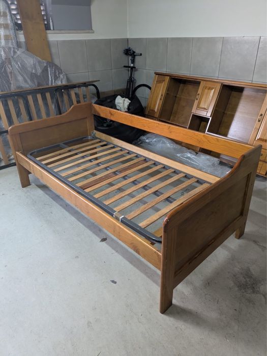 Cama de solteiro com estrutura inferior e movel superior em madeira carvalho