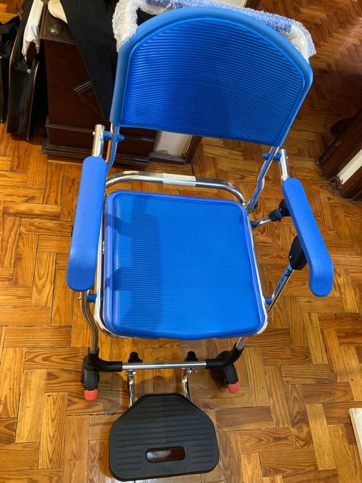 Cadeira de banho e sanitária com rodas nova