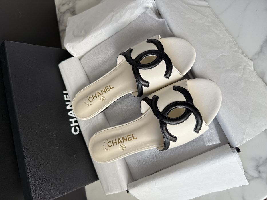 Klapki Chanel White Leather