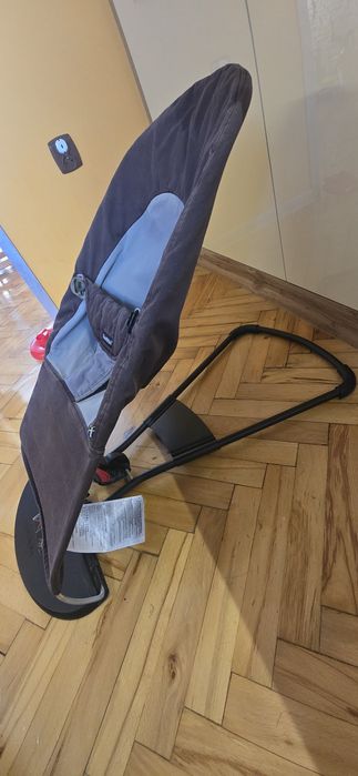 Leżaczek / bujaczek BabyBjörn + pałąk z zabawkami GRATIS
