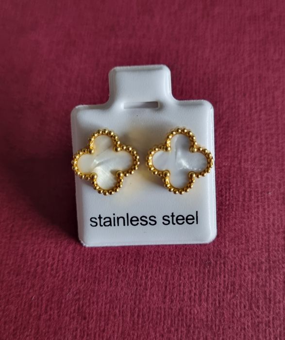 Brincos dourados, em aço, trevos brancos ou pretos. De pico.