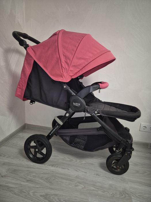 Всесезонна прогулянкова коляска Britax B-motion Plus  візочок для дівчинки