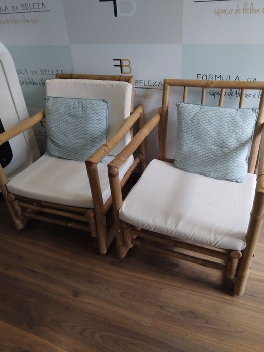 Conjunto de mesa é cadeiras sofá.