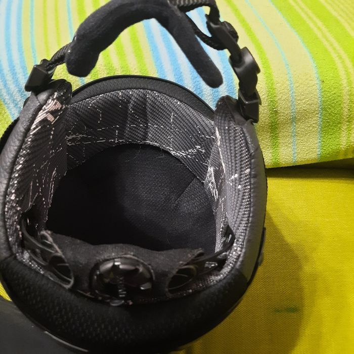 Kask narciarski jak nowy uvex czarny rozm xs-s 52-55 cm