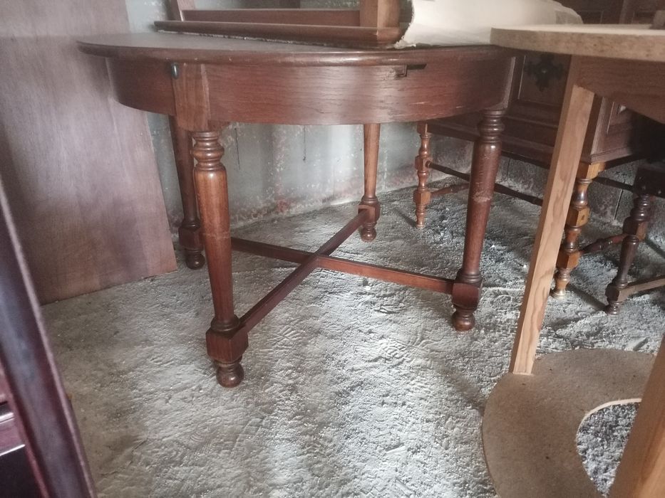 Mesa redonda e 4 cadeiras