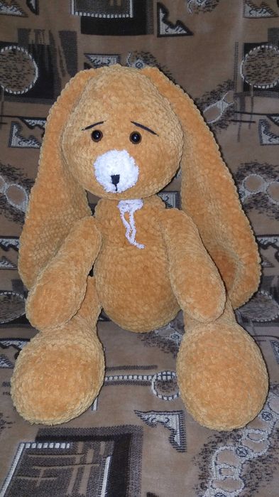 В'язана іграшка ручної роботи. Зайка.