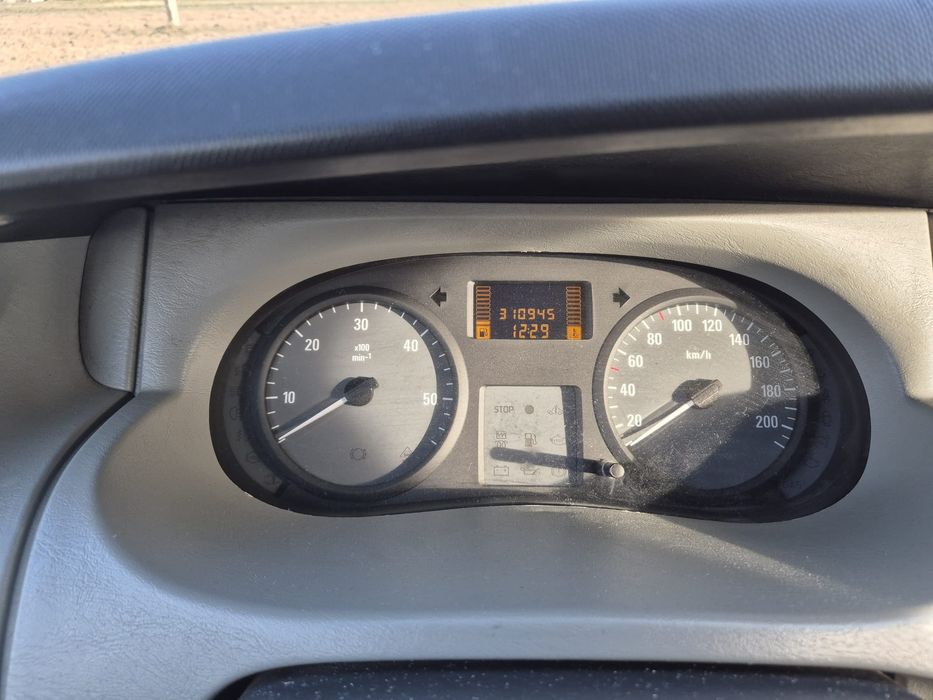 Opel Vivaro 2.5 CDTI 146 KM 2008r. 8os.
Na sprze