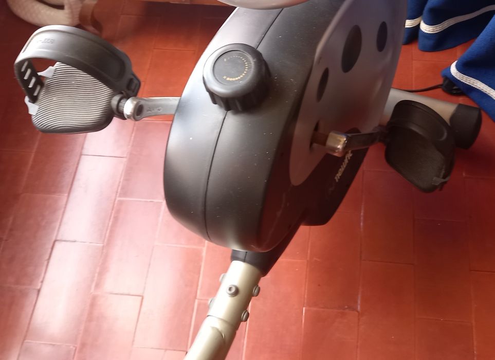 Bicicleta de ginástica, c/encosto e braços.