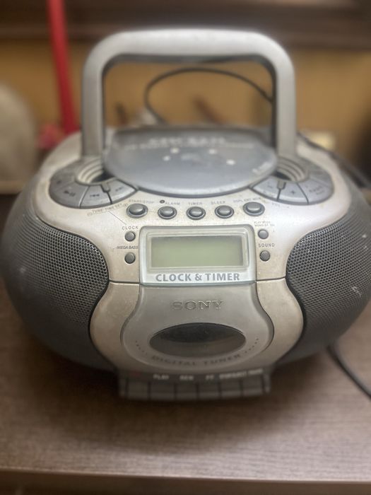 Продаю  портативну магнітолу Sony CFD-E55