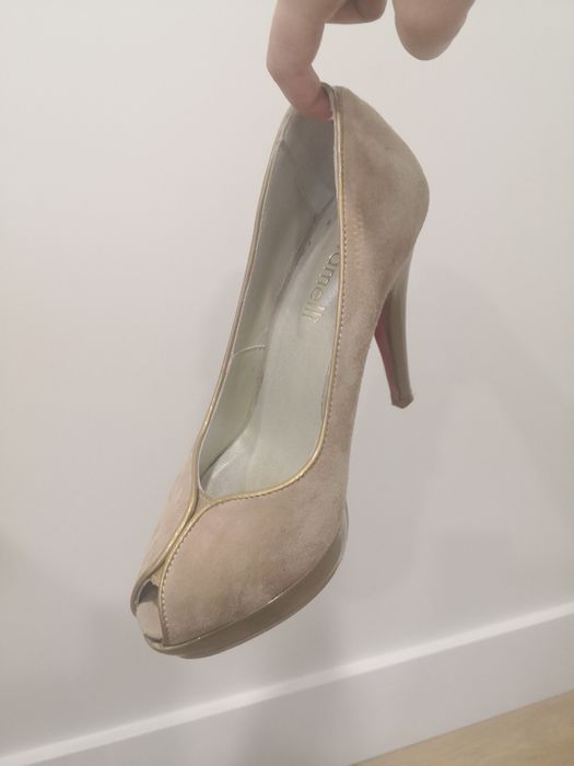 Stilletos de camurça beje com sola rosa da Samelli