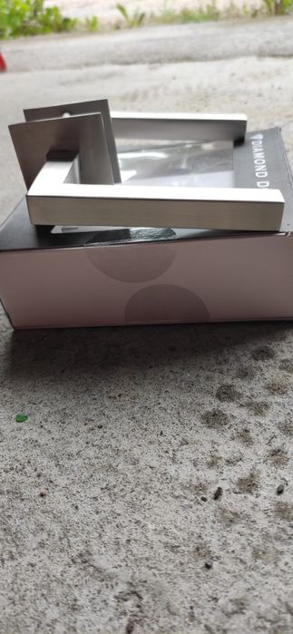 Klamki wewnętrzne do drzwi.