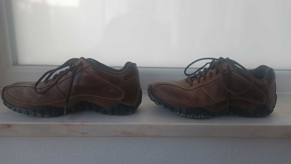 Botas sapatos e calçado diverso.