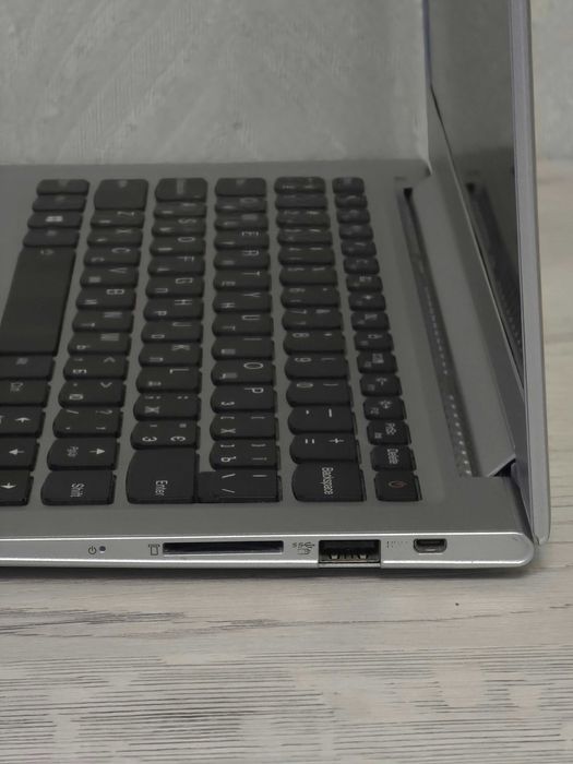 Ноутбук Lenovo 13.3" (Intel i3 6006u, 8Gb, SSD 256Gb)