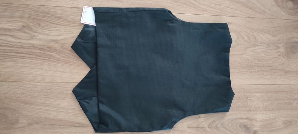 Nowa czarna kamizelka dla chłopca elegancka