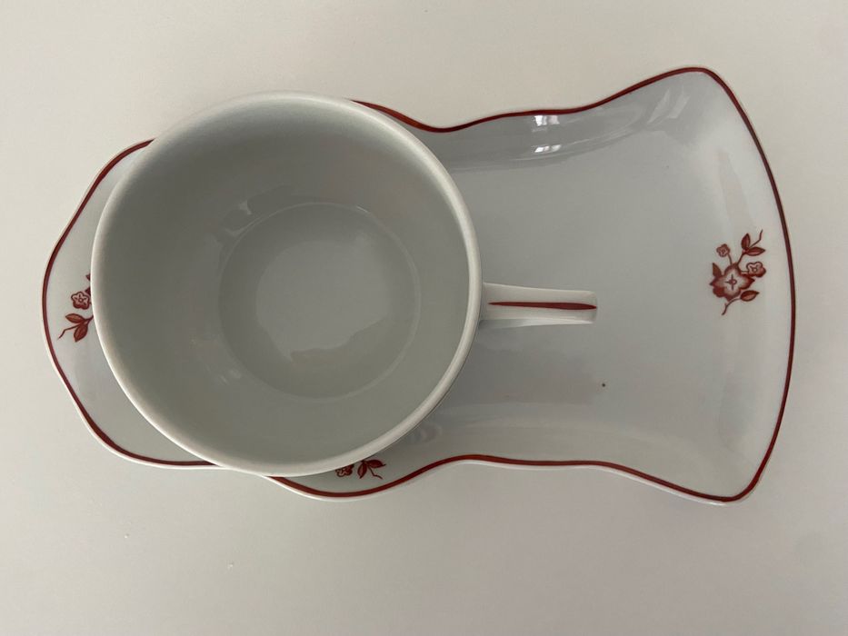 Chávena almoçadeira com prato de torradas Candal