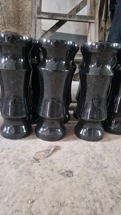 Продам вази,ніжки для лавки  з граніту(габро),та покостівки.