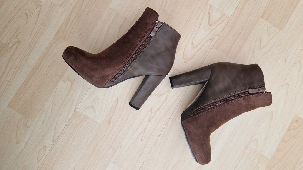 Botas castanhas salto alto, com tachas de lado, tamanho 35
