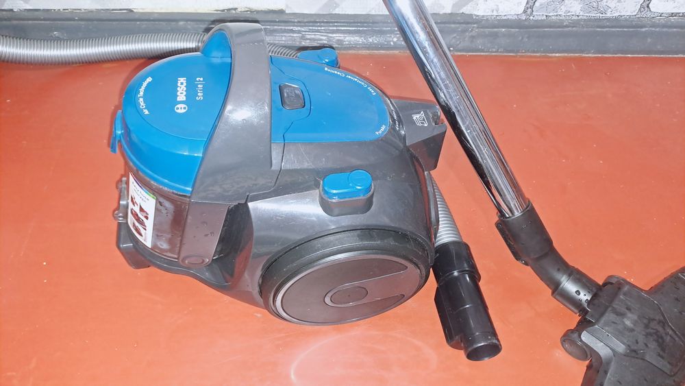 Пилесос Bosch 700w