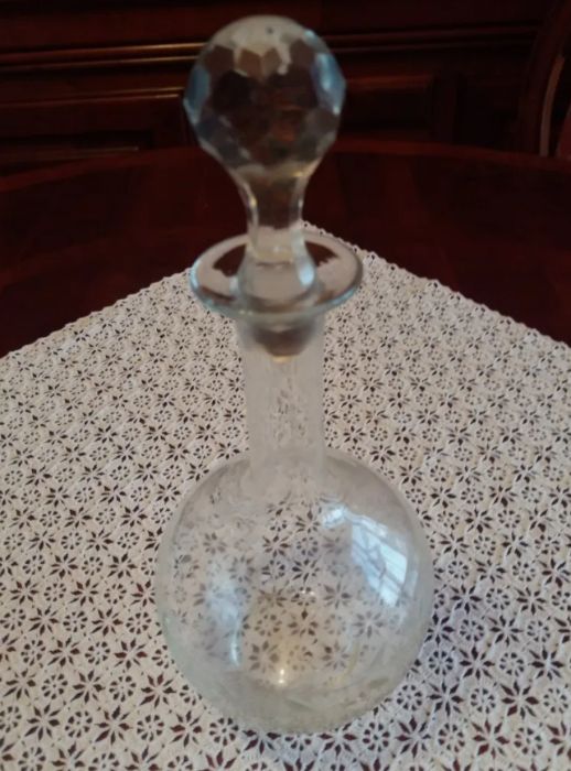 Garrafa de Vidro Transparente Muito Antigo