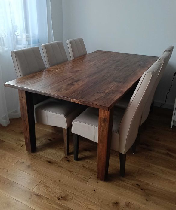 Duży drewniany stół z 6 krzesłami