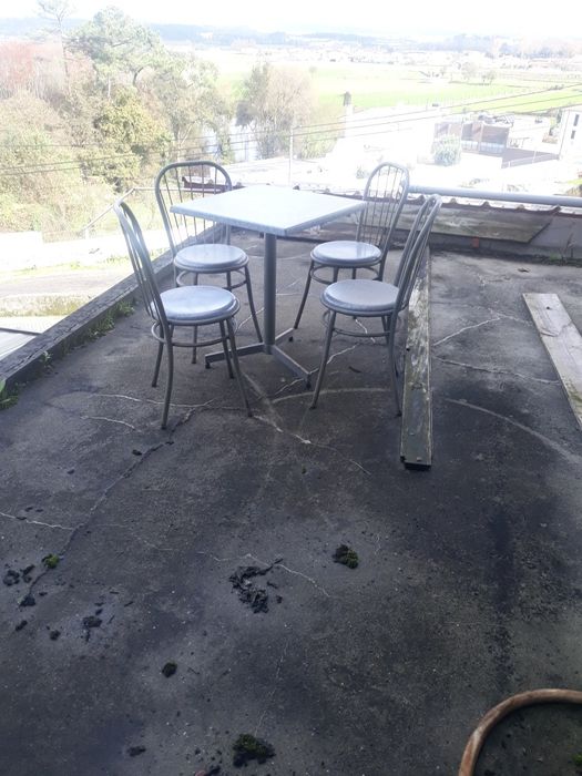 Conjunto de cadeiras e mesa para cafe