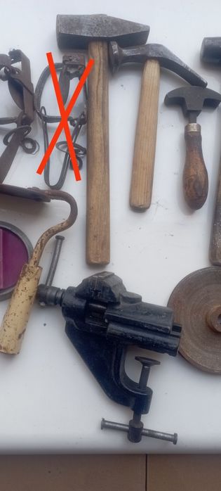 Інструменти для роботи молоток точильні бруски  ,грілка,шків