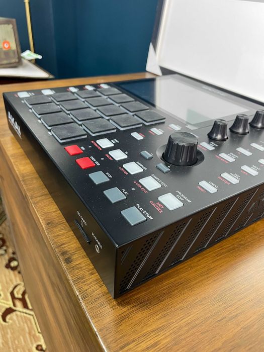 【ほぼ未使用品】AKAI MPC ONE 中古品のAKAI professionalのサンプラー、MPC Oneのご紹介です。