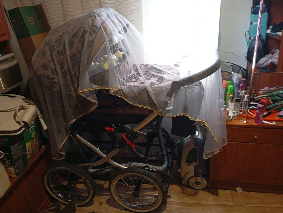 Дитяча коляска під ретро