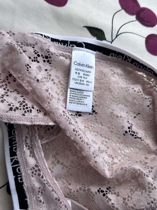 Calvin Klein koronkowe majtki XS pudrowy róż figi brazyliany guma ck napis