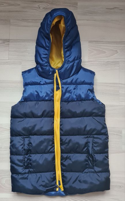 Стеганий жилет з капюшоном