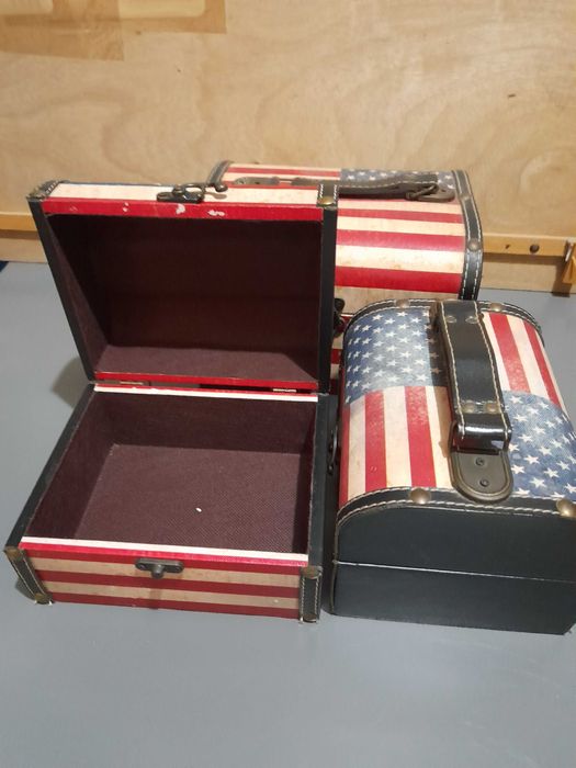 Conjunto de 3 baús bandeira U.S.A em MDF e revestido em tela pintada.