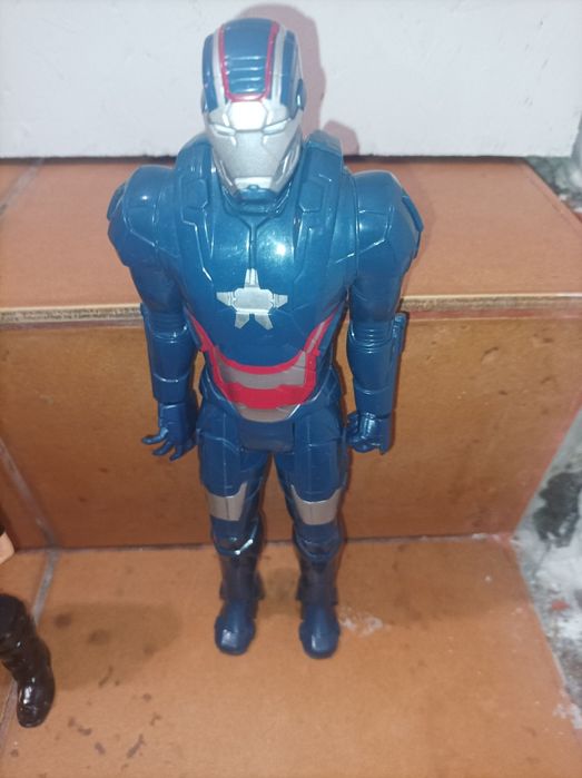 14 figurek vintsge superbohaterów Marvel od Hasbro ok 30 cm
