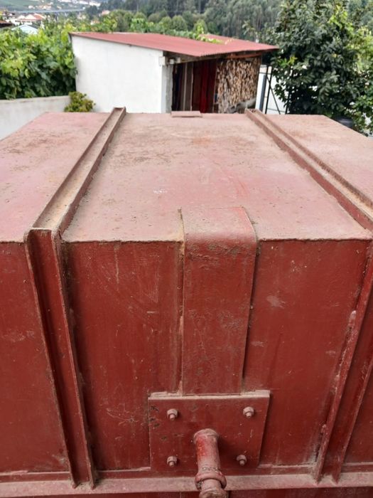 2 Tinões para carregamento de uvas
