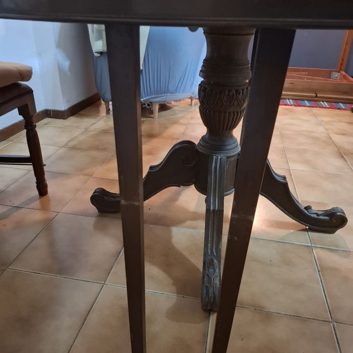 Mesa de sala em ótimas condições mais 4 cadeiras