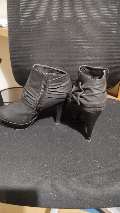 Botas castanhas e azuis escuras